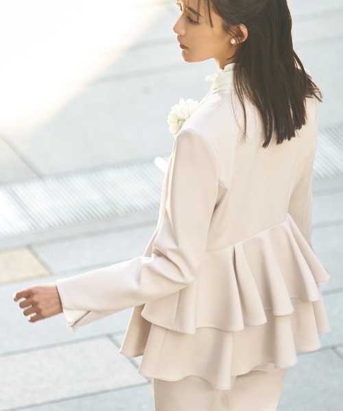 ノーカラーフリルペプラムスリムパンツスーツ（スーツセット）｜RUIRUE
