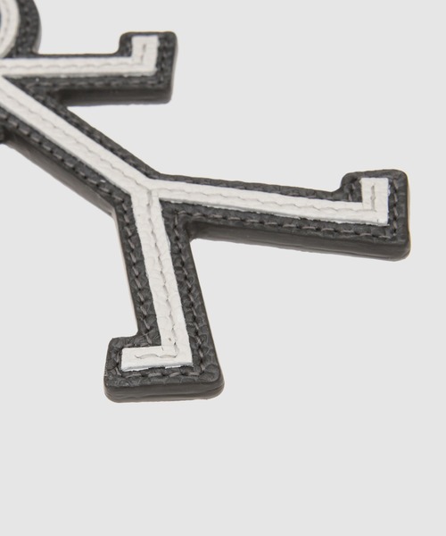 THOM BROWNE（トムブラウン）の「MR. THOM ICON CHARM IN PEBBLE GRAIN
