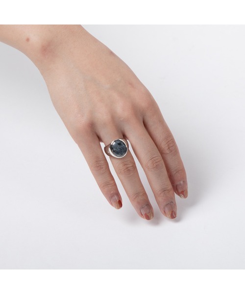TOM WOOD（トムウッド）の「TOM WOOD oval larvikite ring トムウッド
