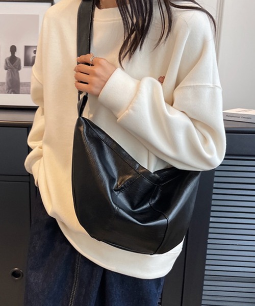 セール】レザー調三日月型ショルダーバッグ（ショルダーバッグ