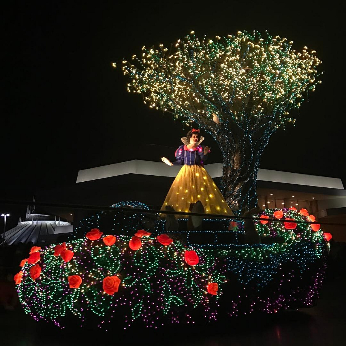 白雪姫のフロート| キャステル | CASTEL ディズニー情報