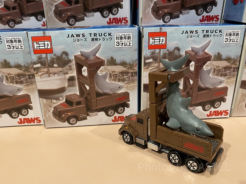 tomica-jaws-transport-truck-