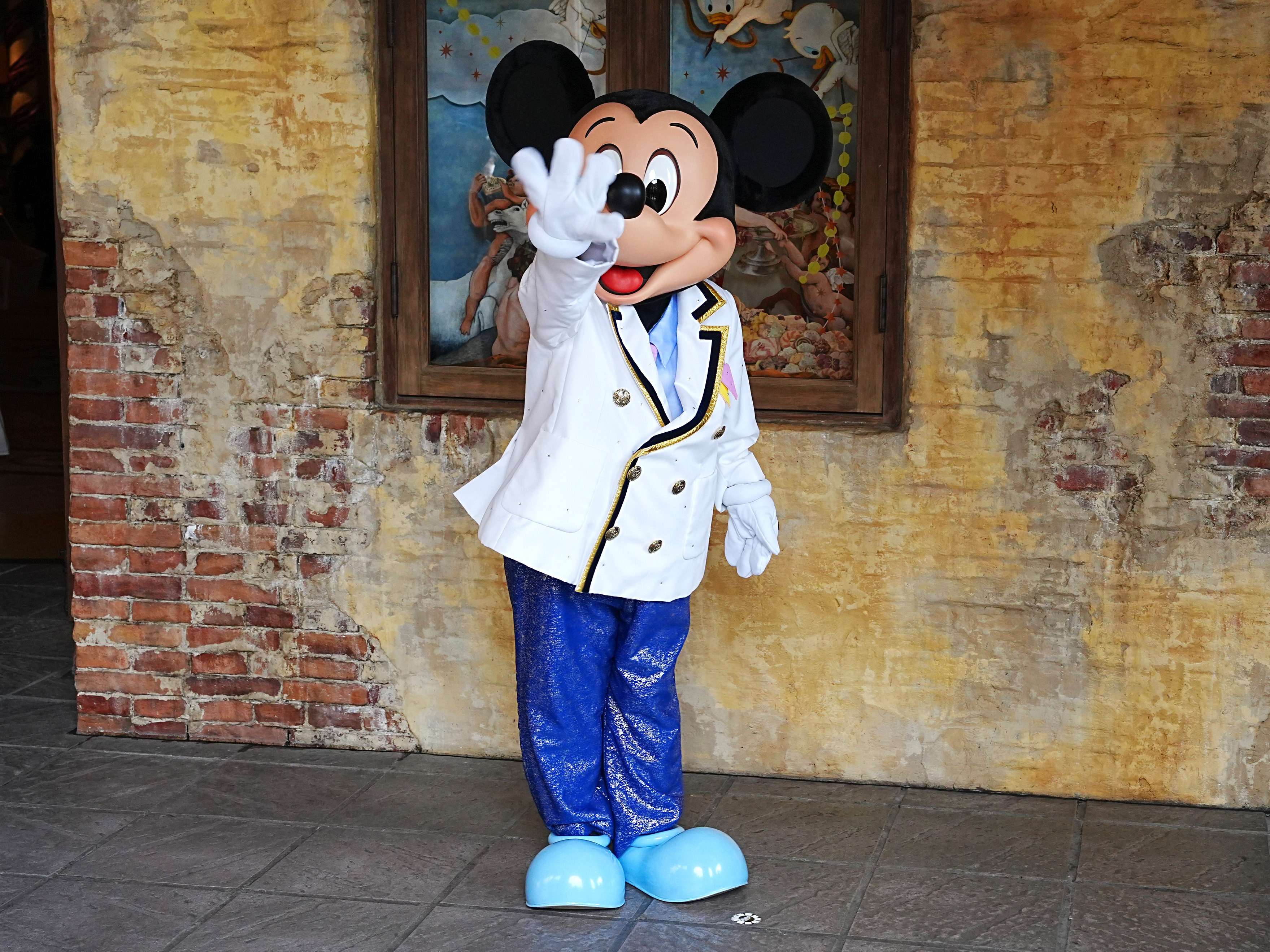 ディズニーシーのエントランスでミッキーに会おう！プラザでの