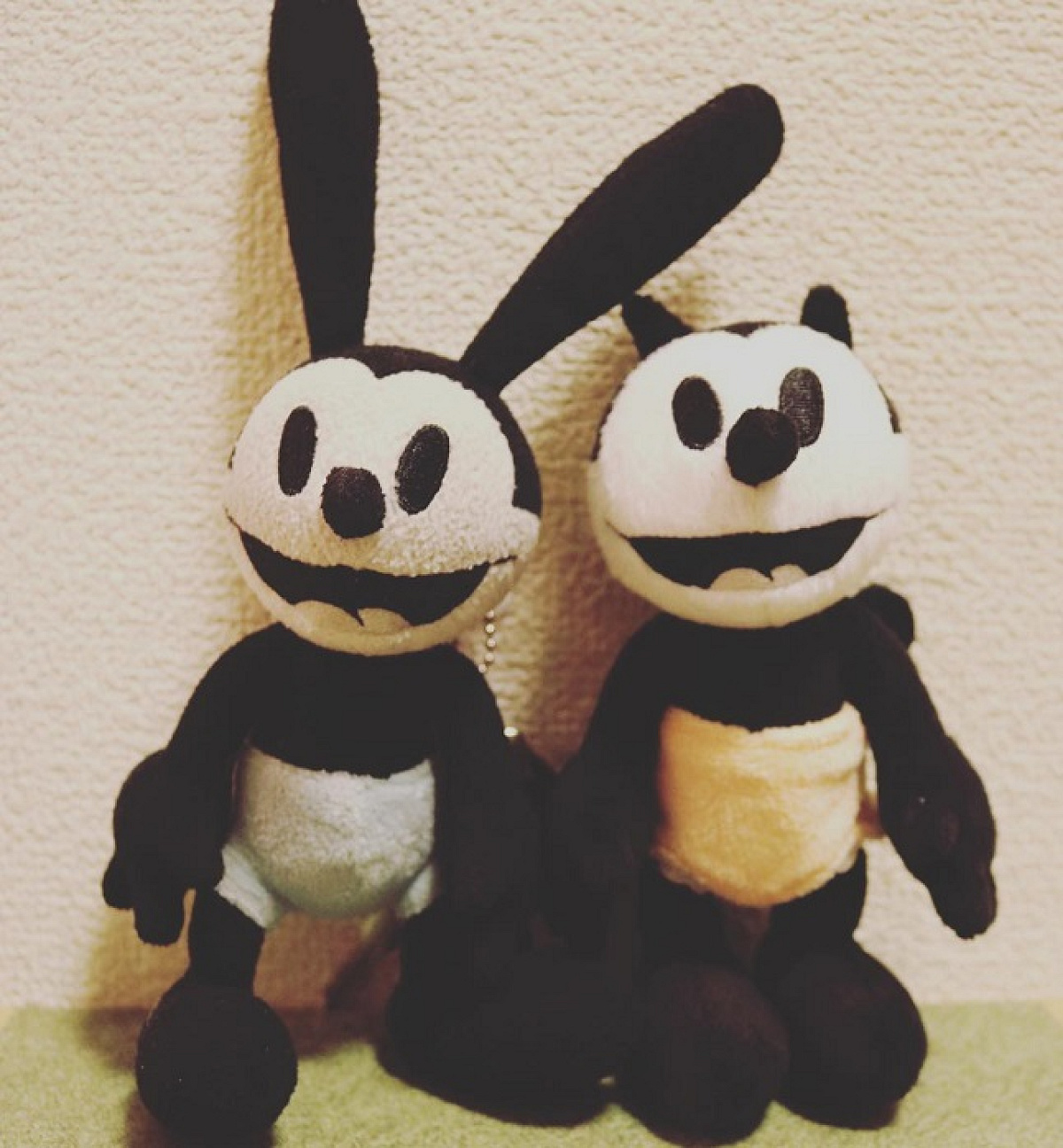 オズワルド（左）オルテンシア（右）| キャステル | CASTEL ディズニー情報