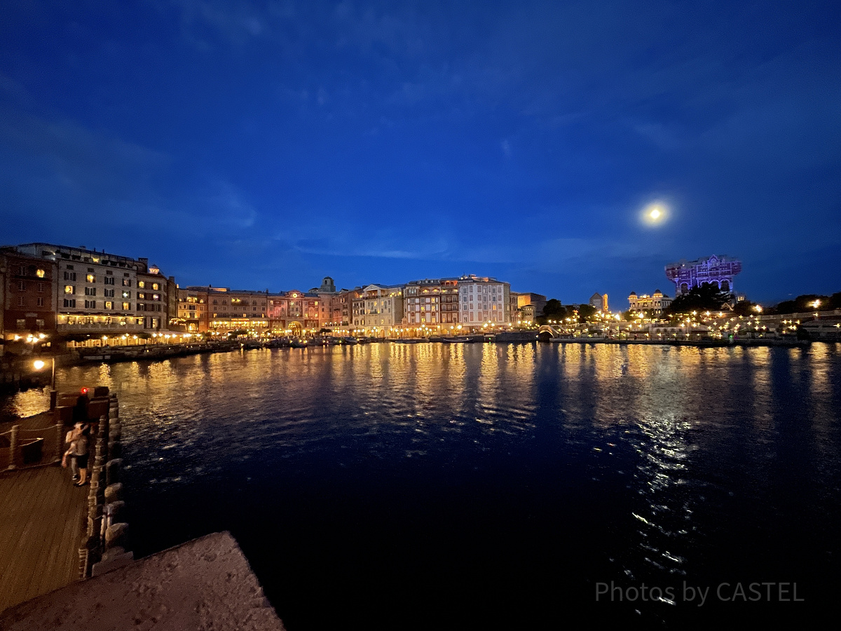 メディテレーニアンハーバーの反対側から見えるホテルミラコスタ