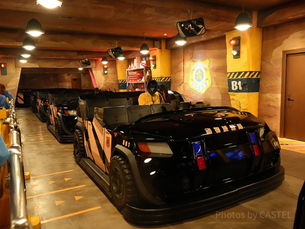 ズートピア：ホットパースート」でゲストが乗り込むパトカー
