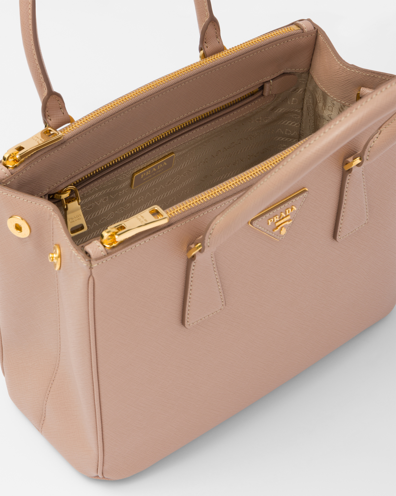 20代からのブランド名品】長く愛せる「PRADA」のガレリアバッグ、その