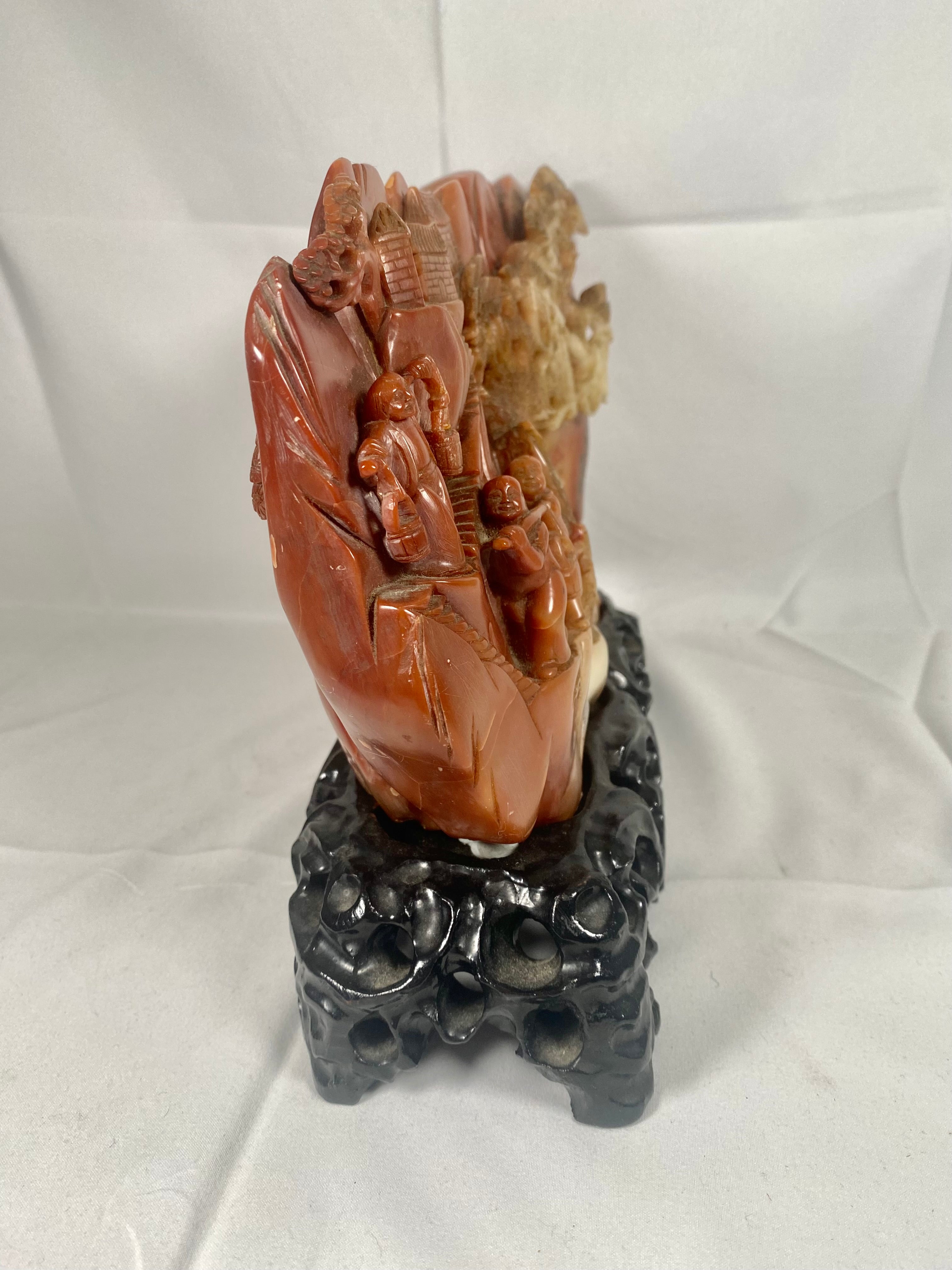 20 世纪中后期中国寿山石雕刻山村木架| Cache Antiques