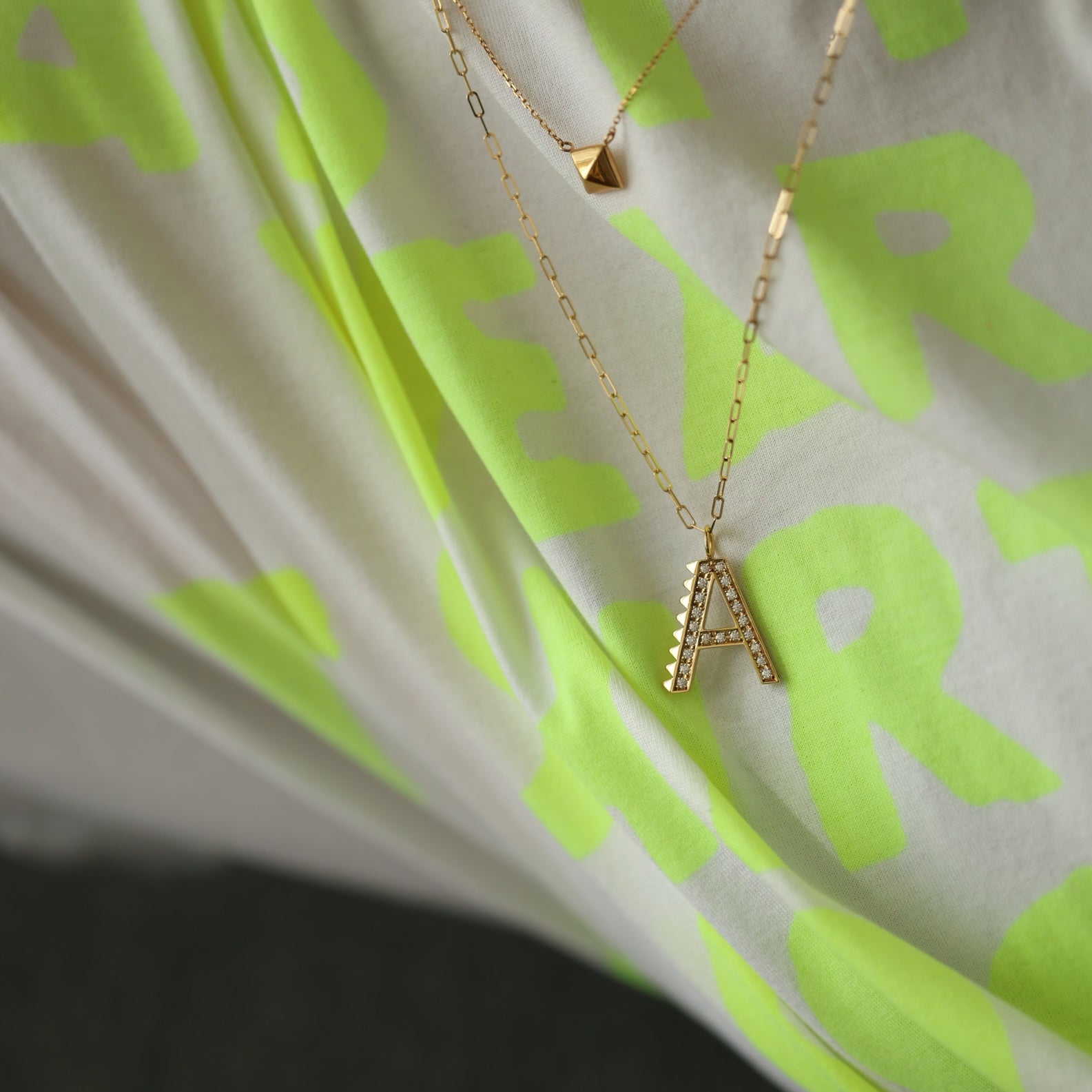 スタッズイニシャル ペンダントトップ