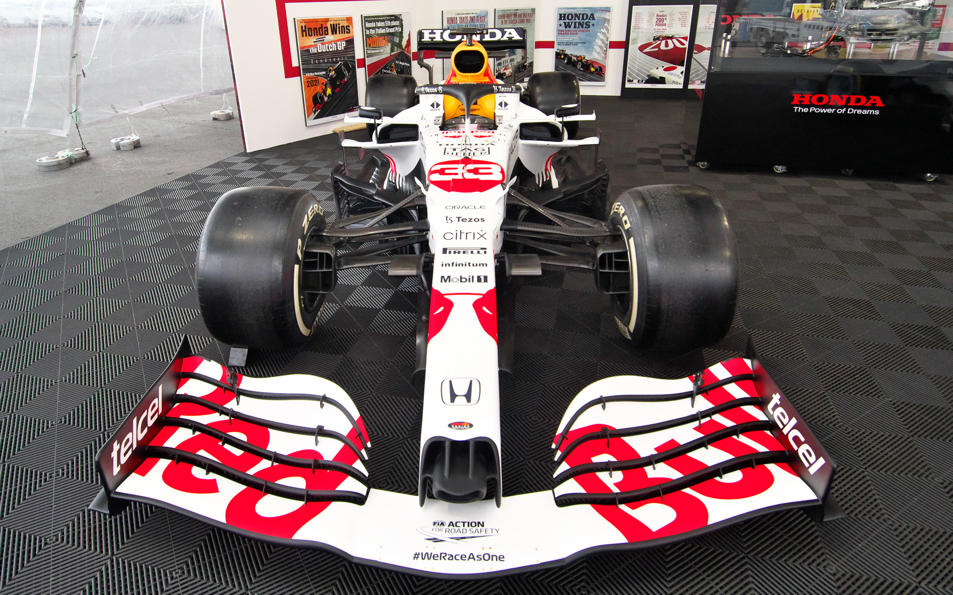 レッドブル・ホンダの「ありがとう」F1マシンミニカー、ホンダと鈴鹿の