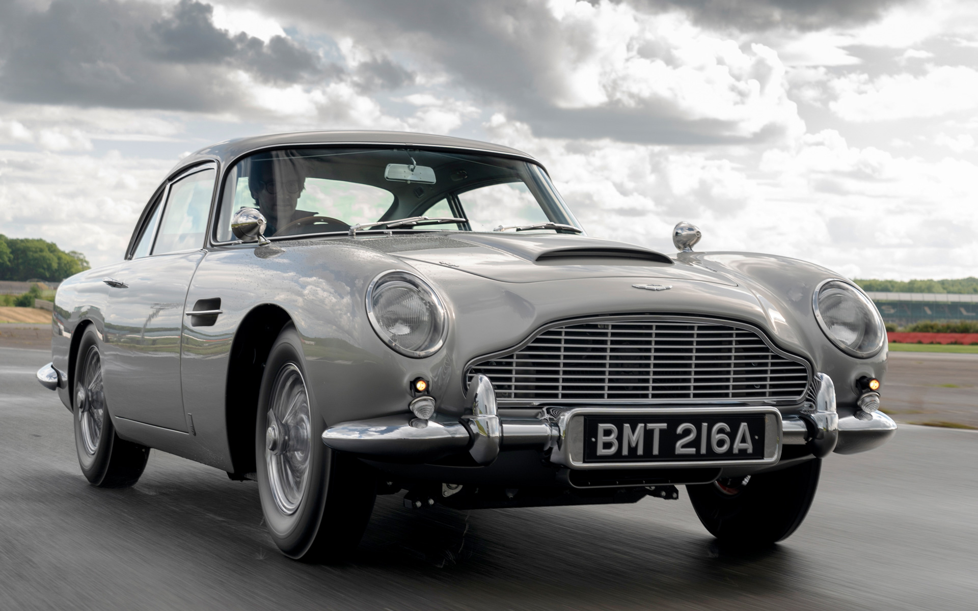 アストンマーティン、世界25台限定復刻生産の「DB5ゴールドフィンガー