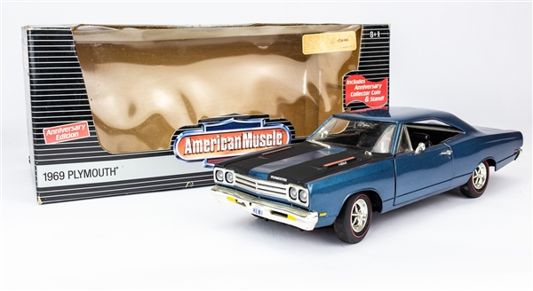 1969 Plymouth 426 Road Runner Die-Cast Metal Model Car, 1:18 Scale