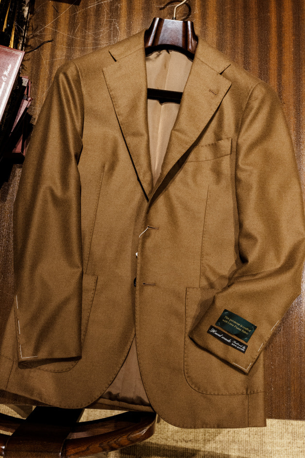 柔らかなキャメルの艶を纏う、大人のための特別な一着＜BEAMS F