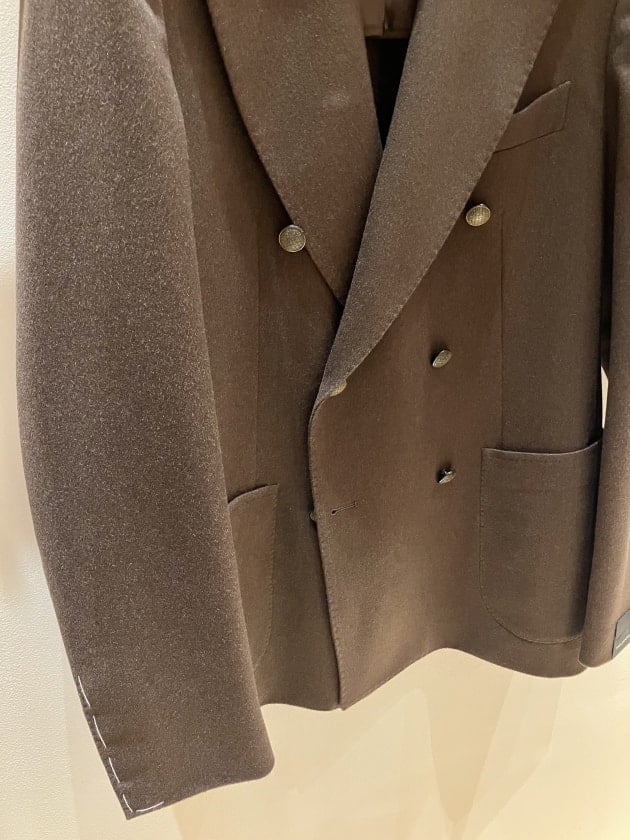 TAGLIATORE〉同ブランドらしさの光るキャメルのダブルブレステッド