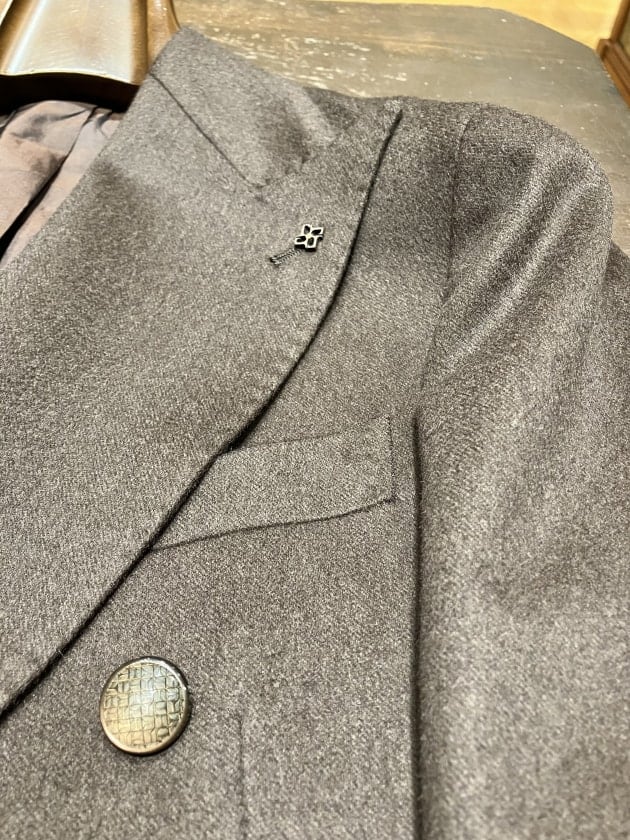 TAGLIATORE〉同ブランドらしさの光るキャメルのダブルブレステッド