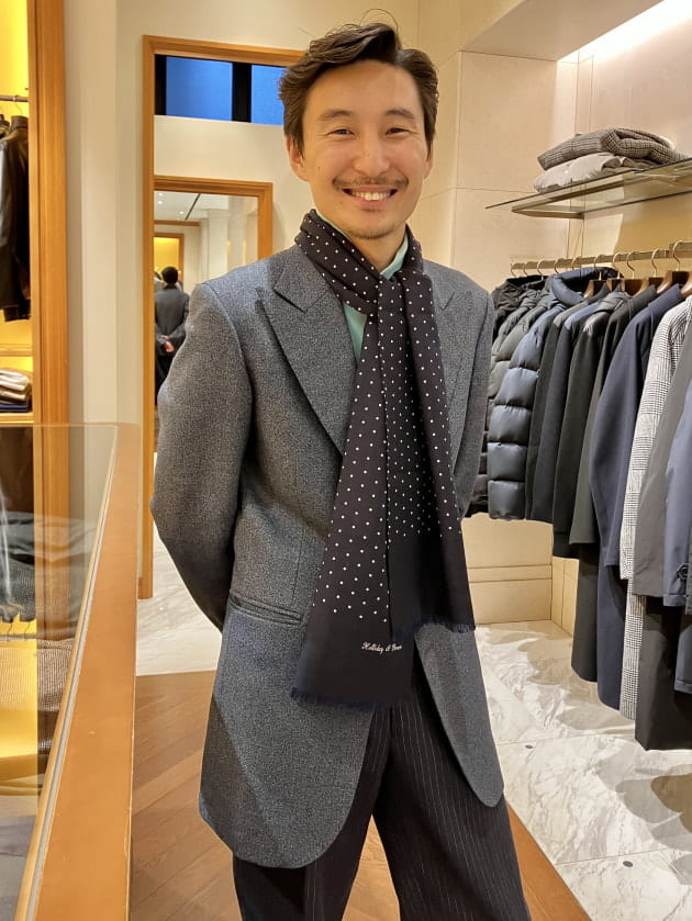 Holliday & Brown〉襟元をシックに彩る上質なウールシルクストール