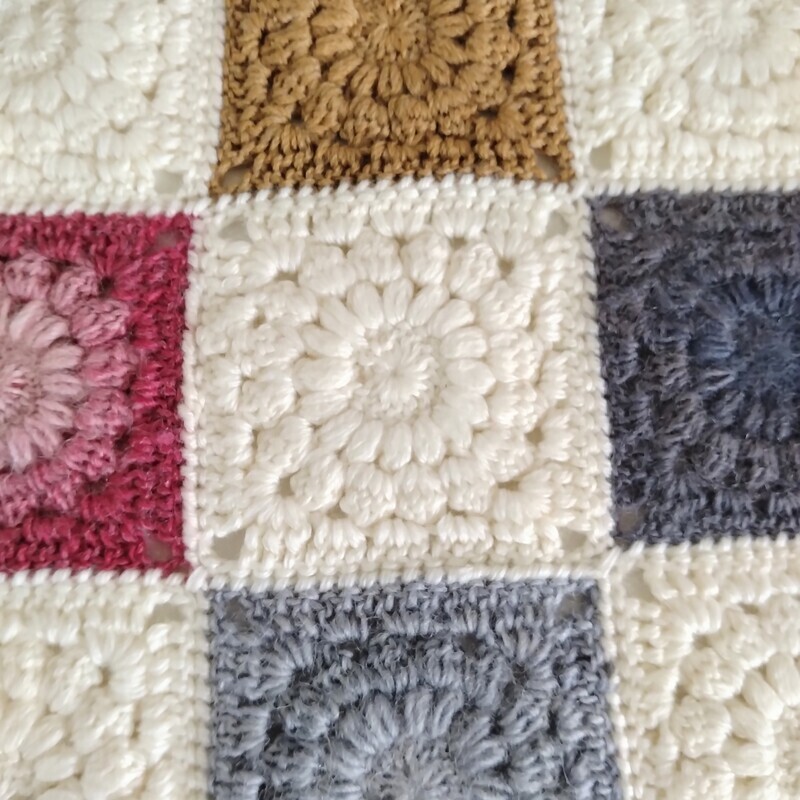 かぎ針編み】おひさまグラニースクエアのブランケットが完成しました