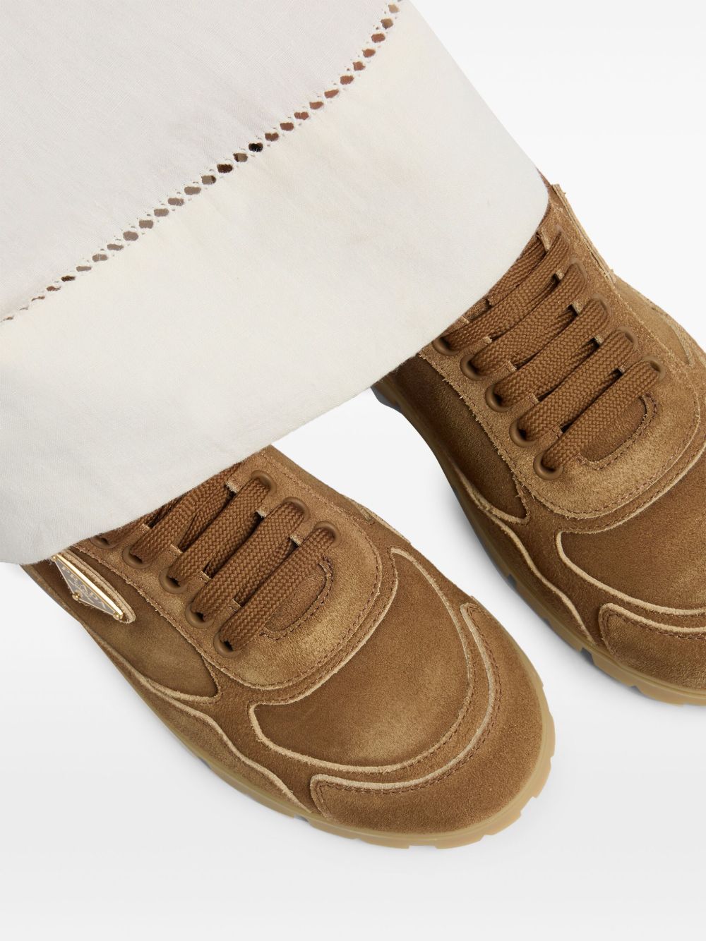 Prada フェイデッド スエードスニーカー | ブラウン | FARFETCH JP