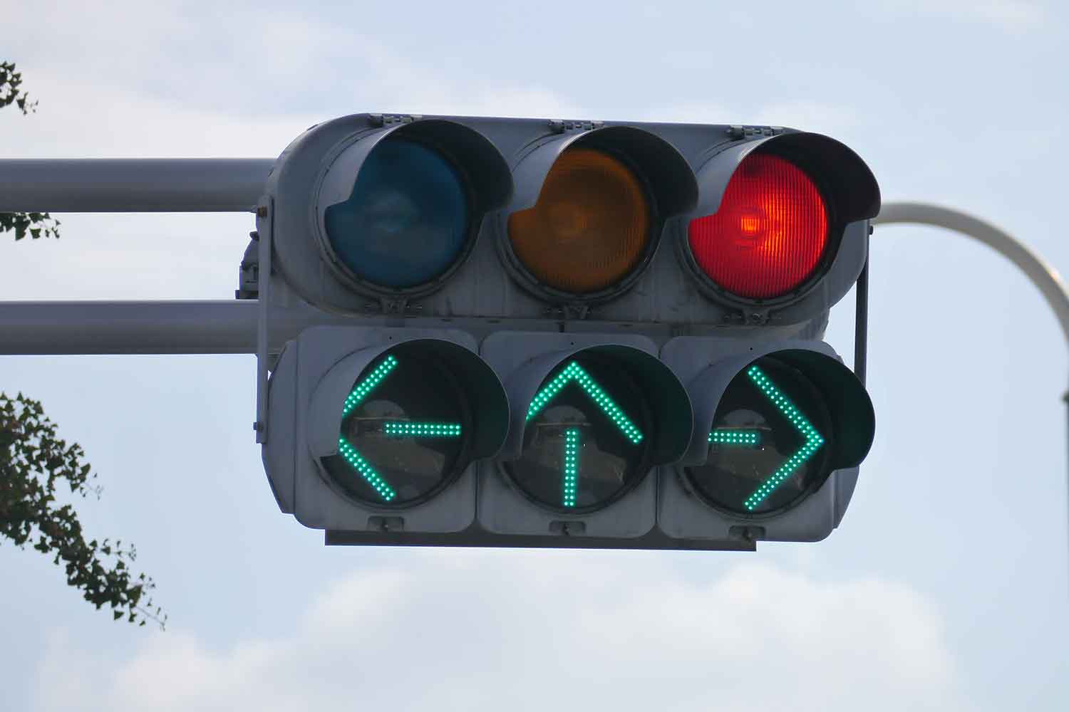 車両用矢印信号点灯時は歩行者用信号を「赤」にして擬似的に歩車分離を