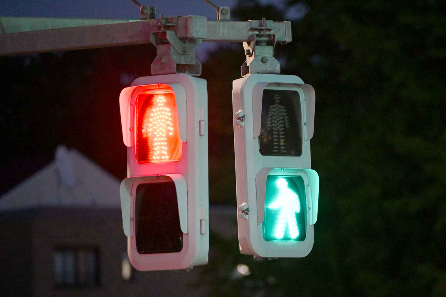 車両用矢印信号点灯時は歩行者用信号を「赤」にして擬似的に歩車分離を