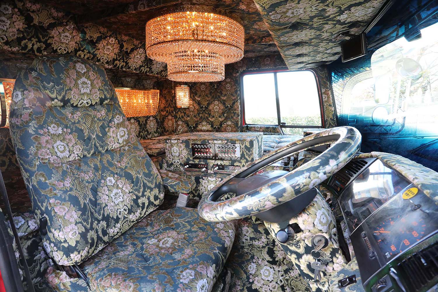 金華山」を使ったデコトラの内装3選！ | 自動車情報・ニュース WEB