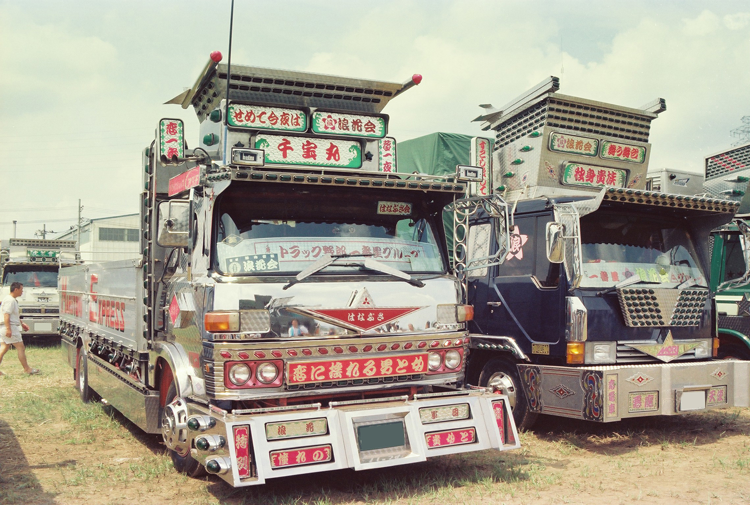 デコトラに刻まれる「名文句」とは？ 遭遇したら必ずチェックしたい