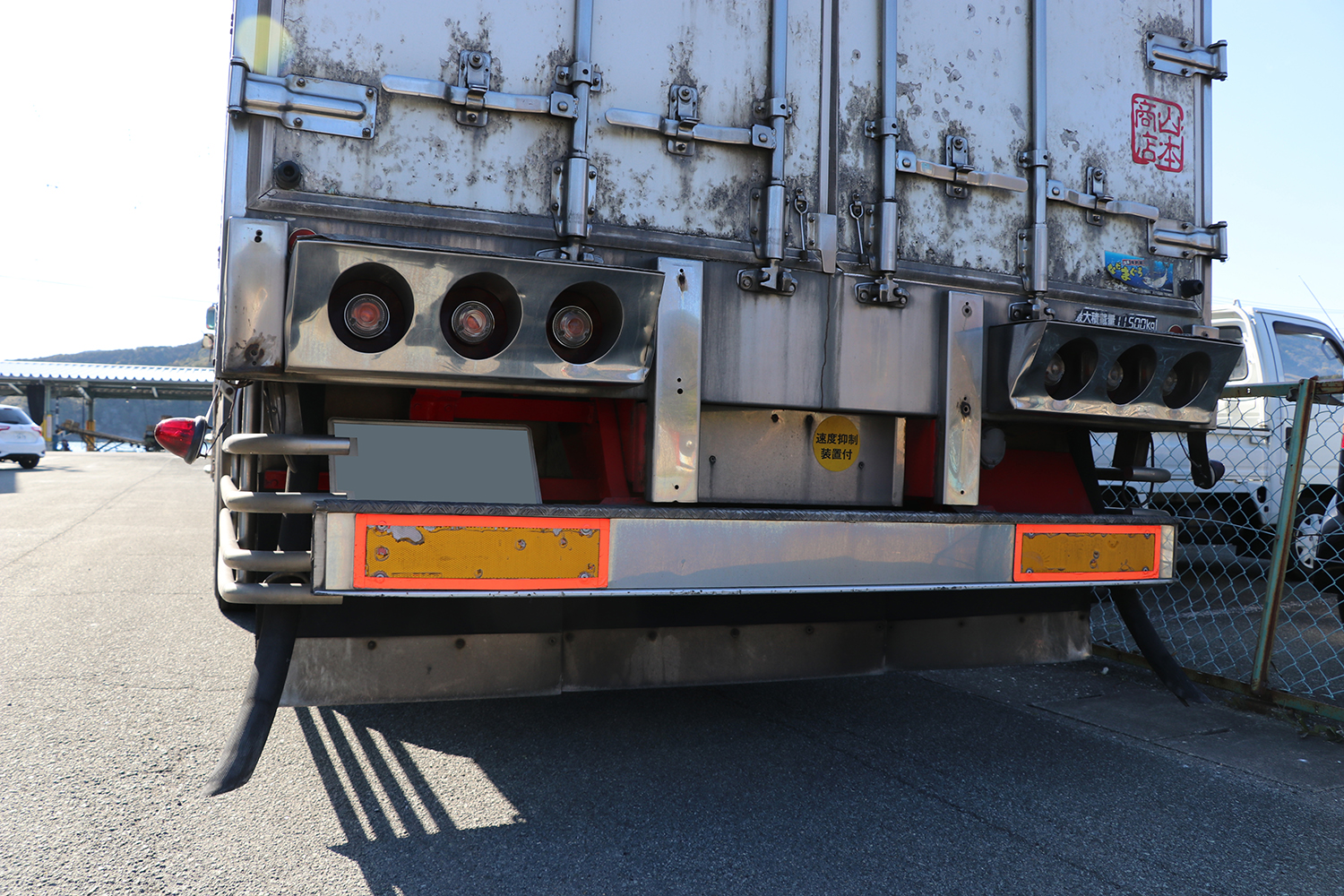 トラックに装着される黒いホースの役割とは？ | 自動車情報・ニュース