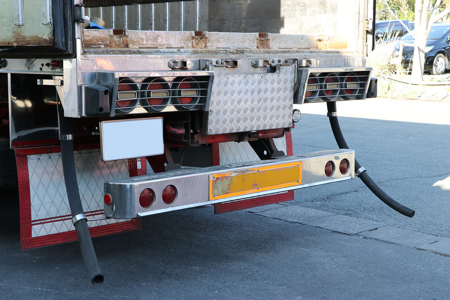 トラックに装着される黒いホースの役割とは？ | 自動車情報・ニュース