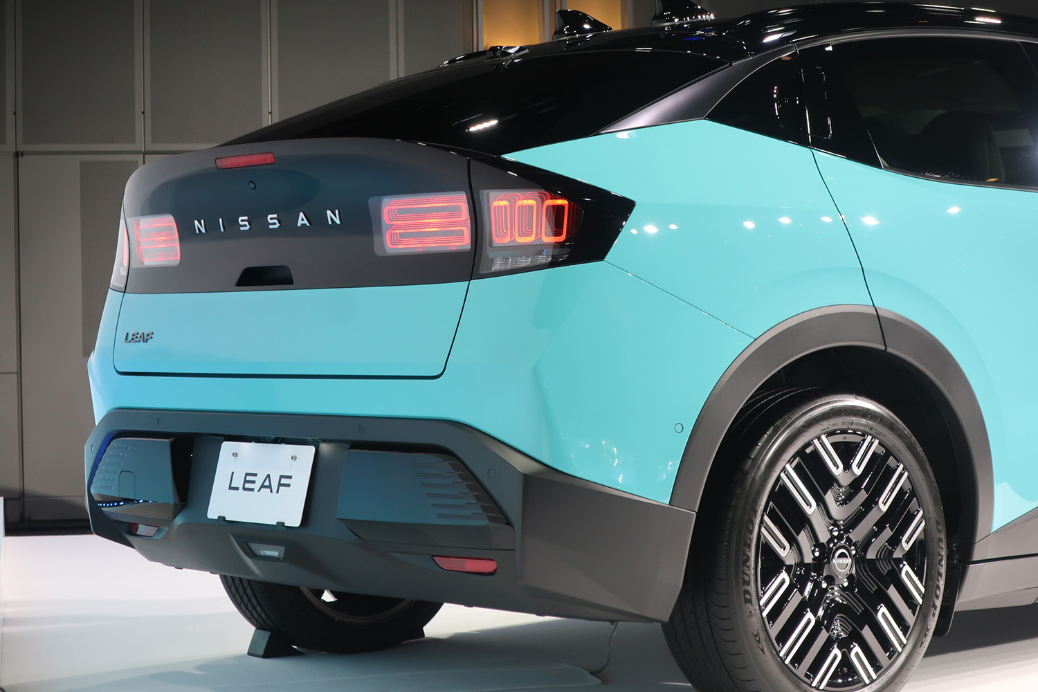 新型「日産リーフ」がもつ力強さと美しさが共存するデザインを担当者に