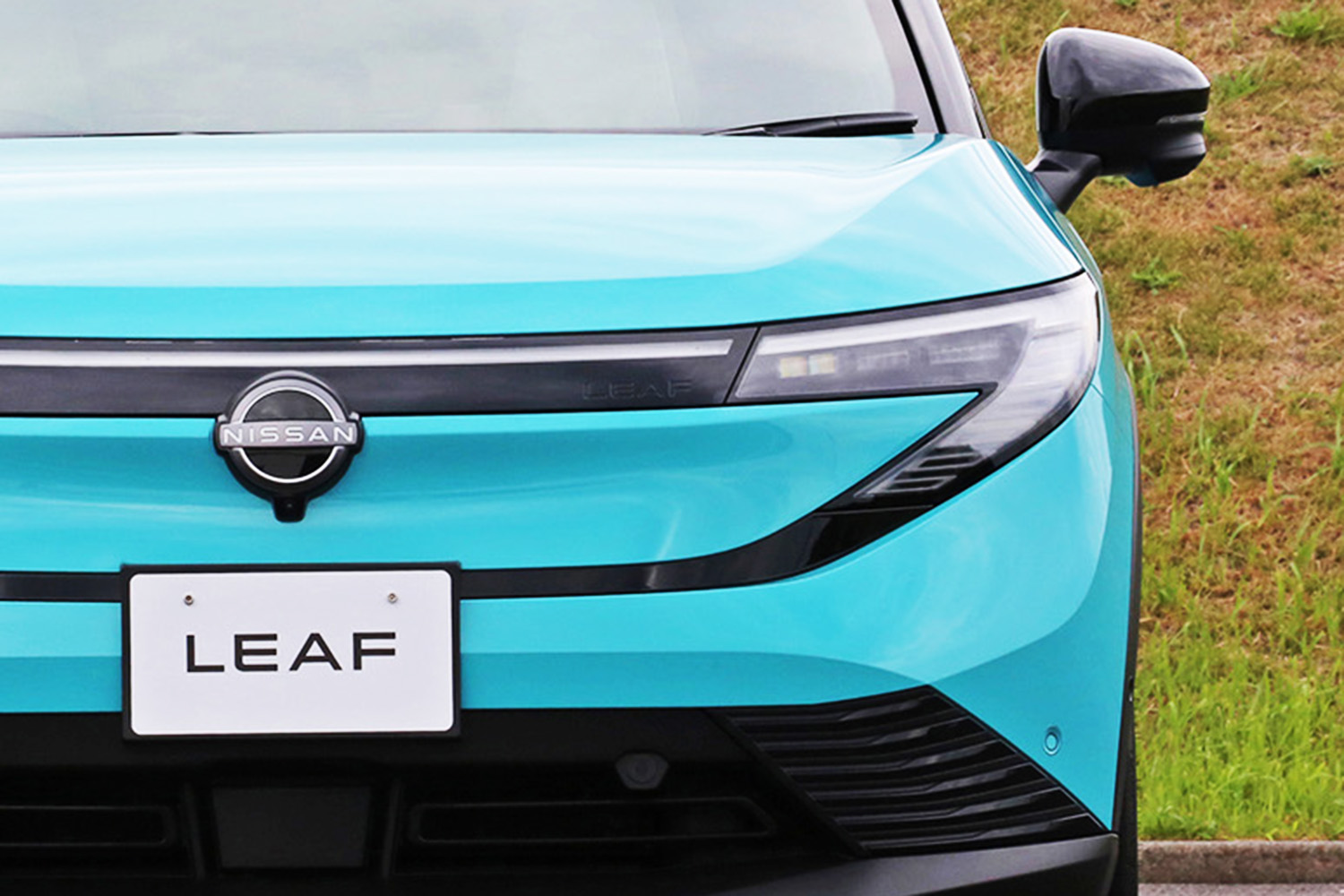 新型「日産リーフ」がもつ力強さと美しさが共存するデザインを担当者に