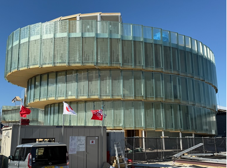自国のCLTとボヘミアンガラス全面採用、高難度の万博「チェコ館」は大