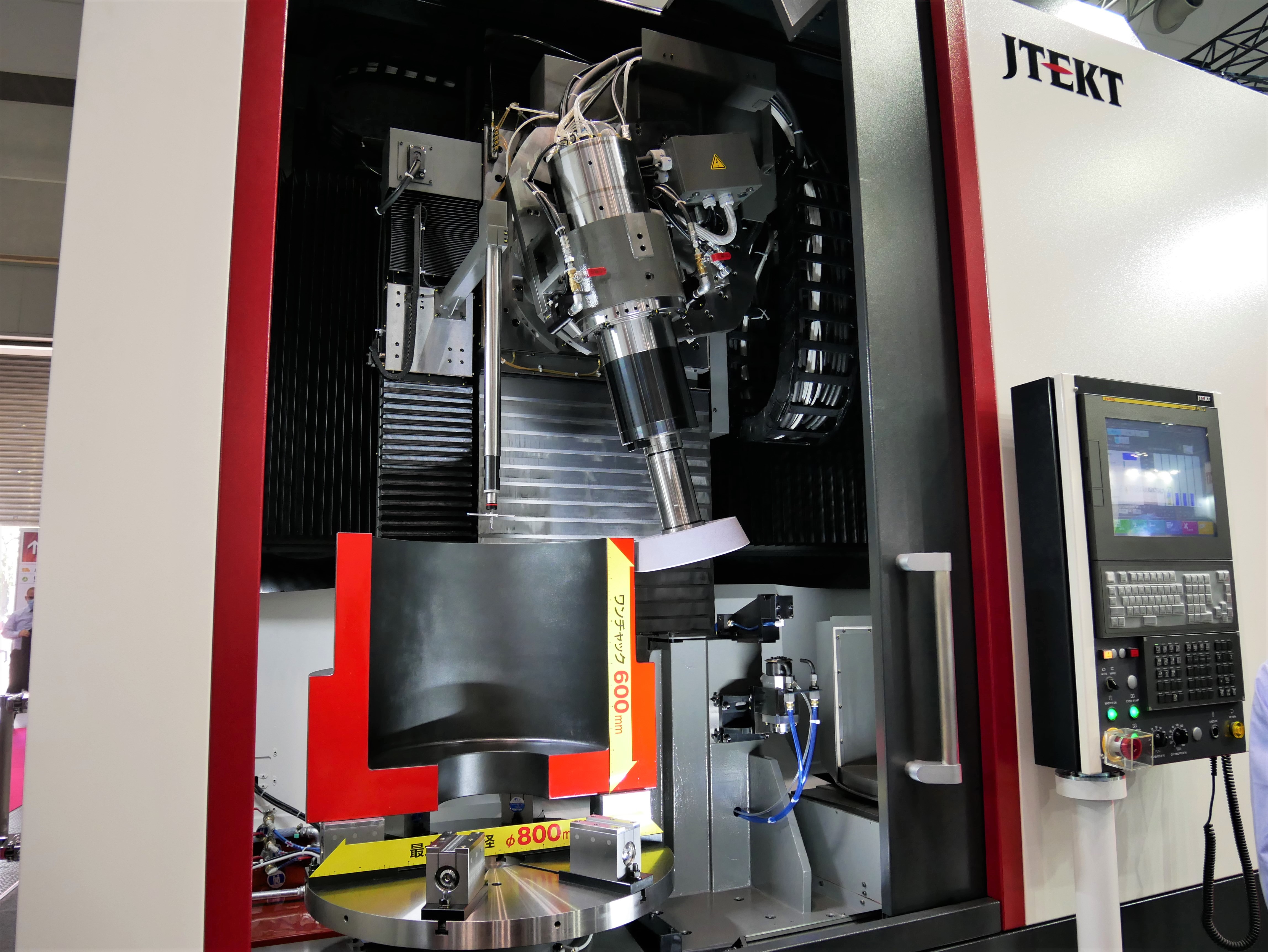 ジェイテクトの新研削盤、高さ600mmのワークをワンチャックで加工