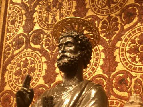 聖ペテロの像に触って健康を祈る』ローマ(イタリア)の旅行記・ブログ