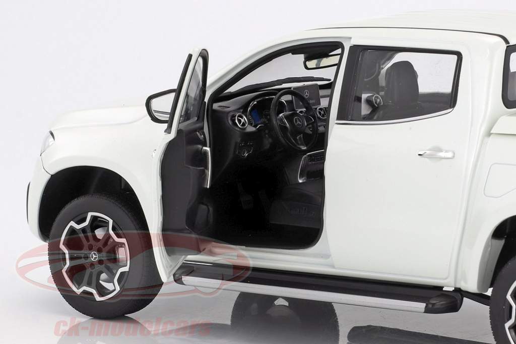 Mercedes-Benz and Norev with the X-class in 1:18