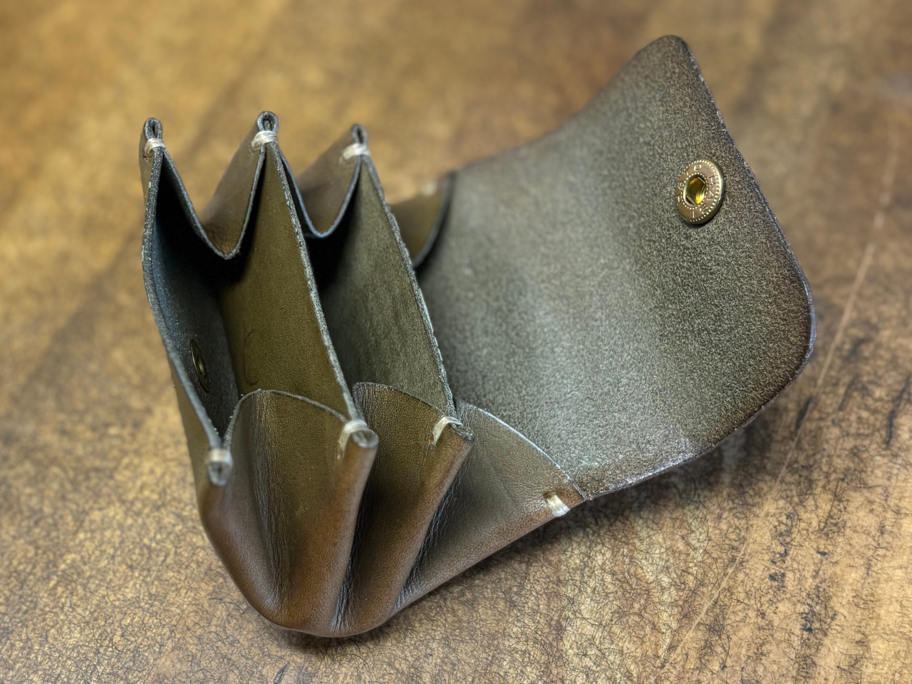 長野・レザークラフト】本格！蛇腹マチの小銭入れ製作、コインをボタン