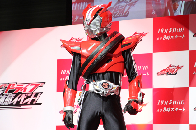 史上初！ スーパーカーで現れる仮面ライダー！？「仮面ライダー