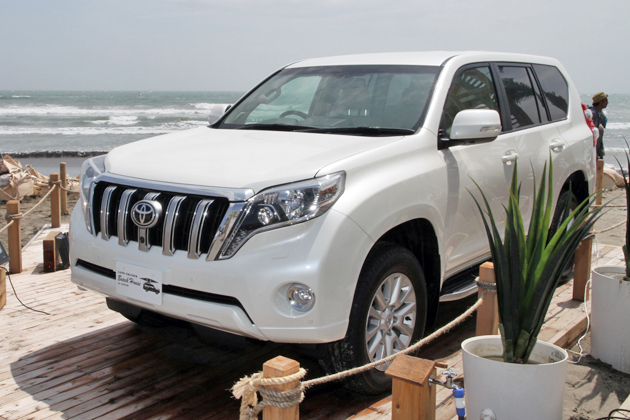 再び注目を集めるヘビーデューティ四駆「ランクル」の秘密を、夏の由比