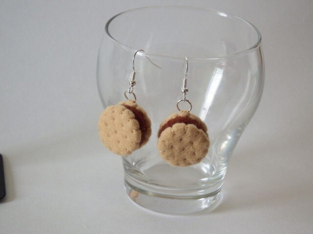 クッキーのピアス | iichi 日々の暮らしを心地よくするハンドメイドや