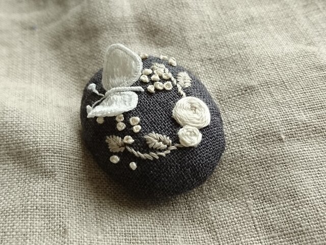 受注製作〉刺繍ブローチ chocho | iichi 日々の暮らしを心地よくする