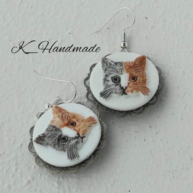 チェコガラスボタン 茶色と黒の愛らしいネコ ピアス | iichi 日々の