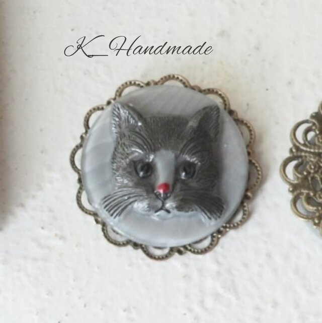 チェコガラスボタン 艶やかな黒色の愛らしいネコ グレー ピアス
