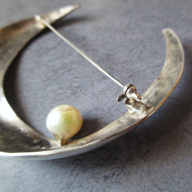 月に真珠 ほんのり艶消しの大振りなシルバーブローチ | iichi 日々の