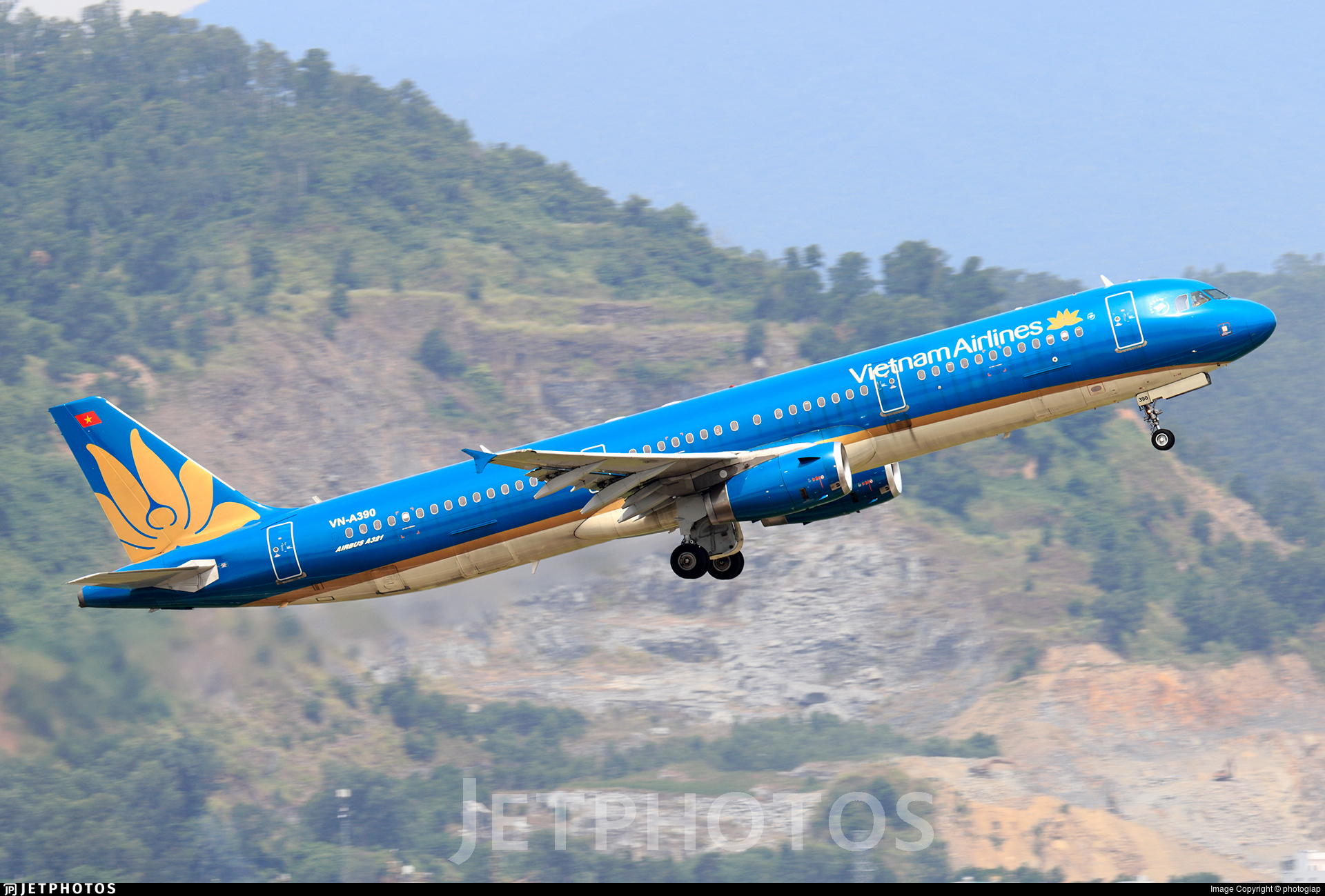 VN-A390 | Airbus A321-231 | Vietnam Airlines | photogiap | JetPhotos