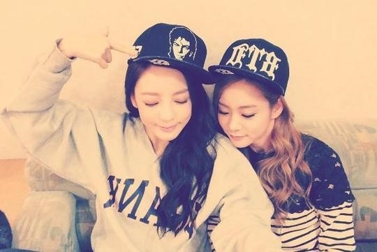 KARA ハラ、スンヨンと一緒に撮ったキュートな写真を公開“揃って帽子