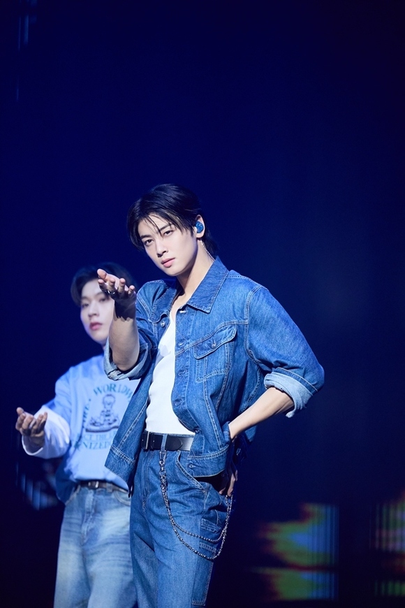 ASTRO チャウヌ、新曲初披露や涙のステージも…ファンコンサートツアー