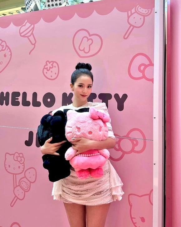 BLACKPINK ジス、ハローキティとのツーショットを公開！ラブリーな