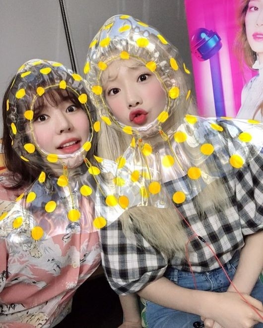 少女時代 サニー＆テヨン、可愛すぎ！レインコート姿の2ショット公開