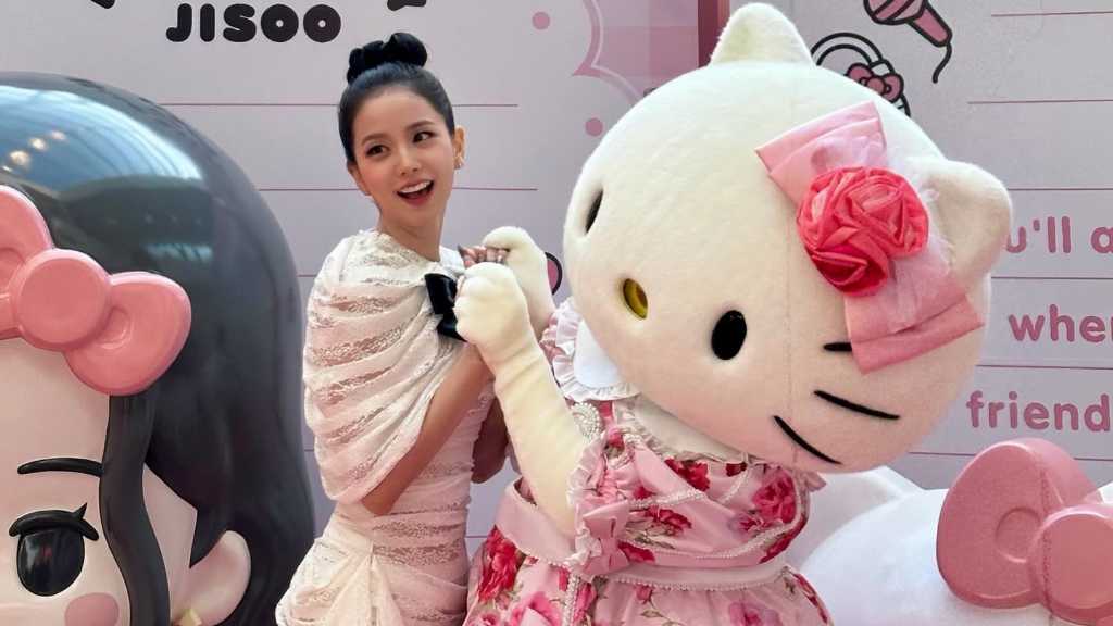 BLACKPINK ジス、ハローキティとのツーショットを公開！ラブリーな
