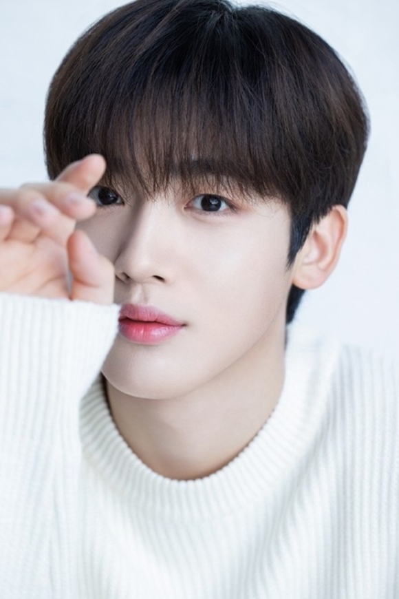 WEi キム・ヨハン、新しいプロフィール写真を公開…清涼＆クールな魅力