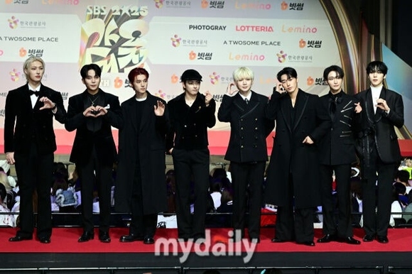 PHOTO】ATEEZ「2025 SBS歌謡大典」レッドカーペットに登場 - Kstyle
